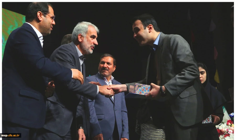تقدیر از مهدی چیت ساز در سی امین دوره جشنواره دانشجوی نمونه کشوری در سالن اجلاس سران پایتخت 2