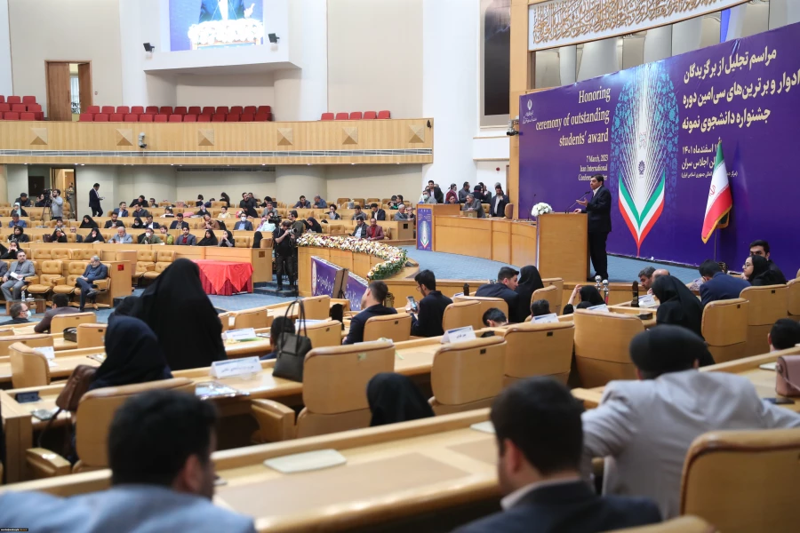 تقدیر از مهدی چیت ساز در سی امین دوره جشنواره دانشجوی نمونه کشوری در سالن اجلاس سران پایتخت 4