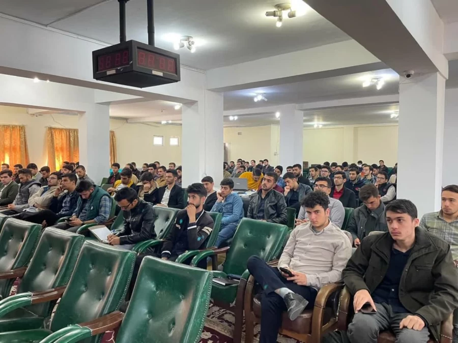 "کارگاه فن بیان و زبان بدن" در تاریخ ۲۸ فروردین ۱۴۰۲، با تلاش انجمن علمی زیست شناسی در سالن اجتماعات برگزار گردید.
 2