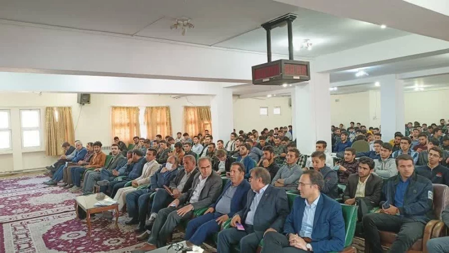 به مناسبت روزمعلم 12 اردیبهشت ماه پردیس علامه امینی در سالن اجتماعات برگزار نمود. 3