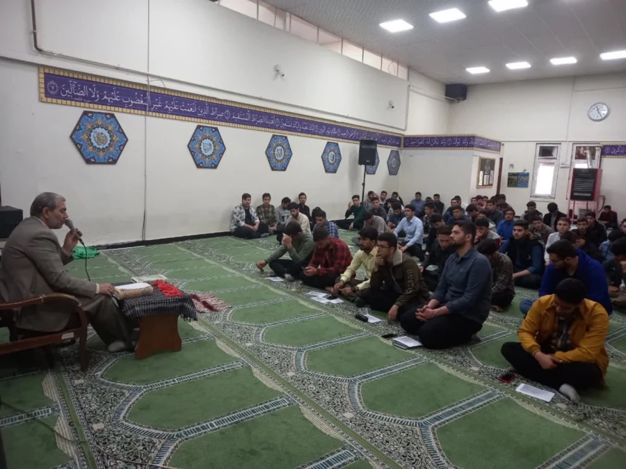 آغاز سلسله نشست های آشنایی با معارف نهج البلاغه با   همت کانون های قرآن وعترتونماز ونیایش   که با  استقبال حداکثری دانشجو معلمان پردیس  و باسخنرانی دکتر رحیم پور   برگزار شد. 2