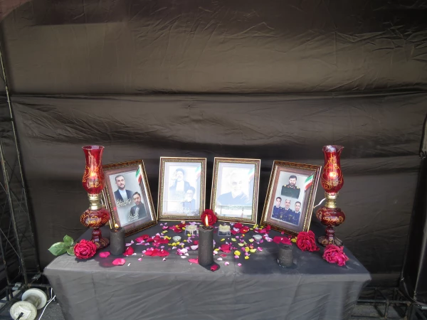 جایگاه و حجله ای برای گرامیداشت یاد  و خاطره ی شهدای خدمت در ورودی پردیس  برپا گردید. 2