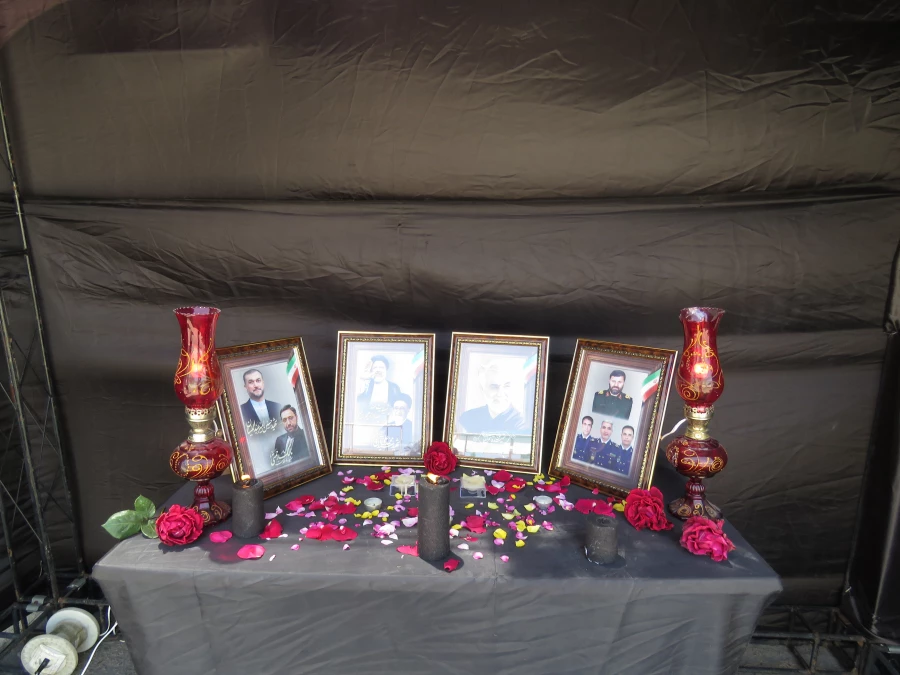 جایگاه و حجله ای برای گرامیداشت یاد  و خاطره ی شهدای خدمت در ورودی پردیس  برپا گردید. 3