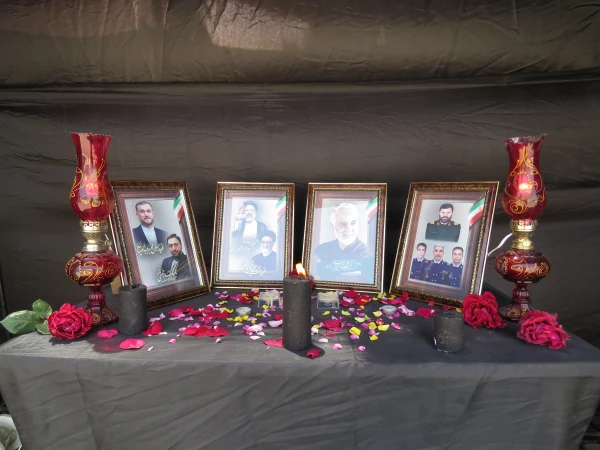 جایگاه و حجله ای برای گرامیداشت یاد  و خاطره ی شهدای خدمت در ورودی پردیس  برپا گردید. 4