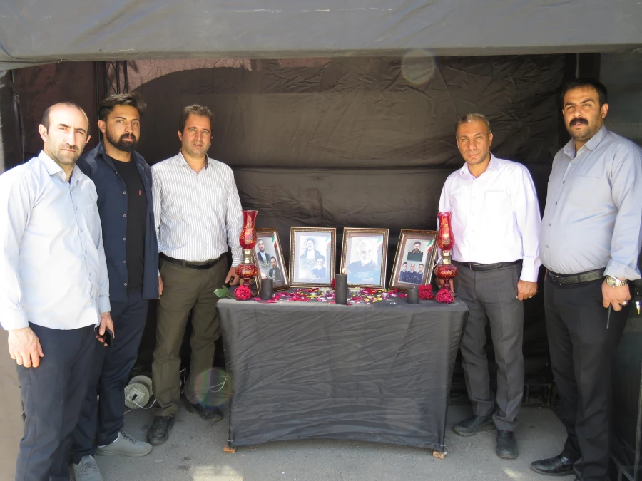 جایگاه و حجله ای برای گرامیداشت یاد  و خاطره ی شهدای خدمت در ورودی پردیس  برپا گردید. 5