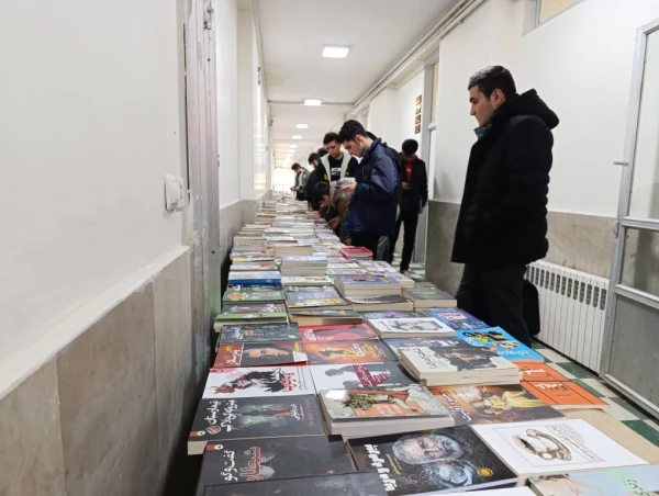 به مناسبت هفته کتاب و کتاب خوانی و به همت واحد پژوهش و کتابخانه پردیس برگزار شد. 2