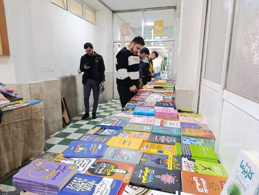 به مناسبت هفته کتاب و کتاب خوانی و به همت واحد پژوهش و کتابخانه پردیس برگزار شد. 3