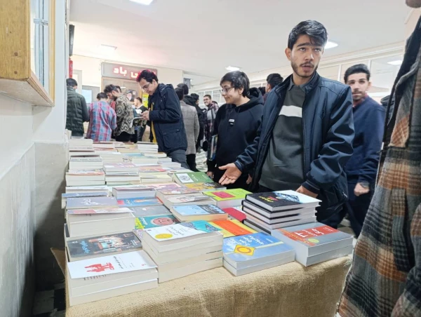 به مناسبت هفته کتاب و کتاب خوانی و به همت واحد پژوهش و کتابخانه پردیس برگزار شد. 4