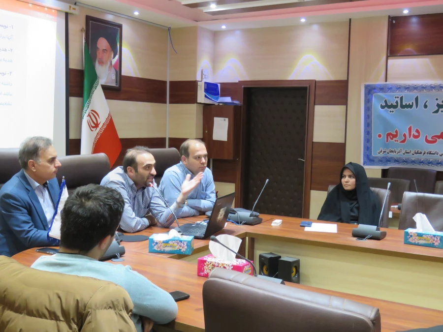 به مناسبت هفته کتاب و کتاب خوانی واحد پژوهش و کتابخانه پردیس علامه امینی کارگاه آموزشی مقاله نویسی برگزار شد. 6