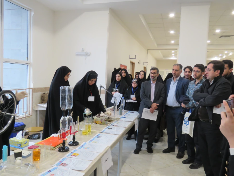 بازدید از دستاوردهای دانشجومعلمان در ششمین همایش ملی فیزیک در پردیس فاطمه الزهرا(س) تبریز 2