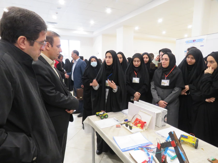 بازدید از دستاوردهای دانشجومعلمان در ششمین همایش ملی فیزیک در پردیس فاطمه الزهرا(س) تبریز 2