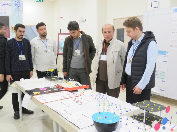 بازدید از دستاوردهای دانشجومعلمان در ششمین همایش ملی فیزیک در پردیس فاطمه الزهرا(س) تبریز 2