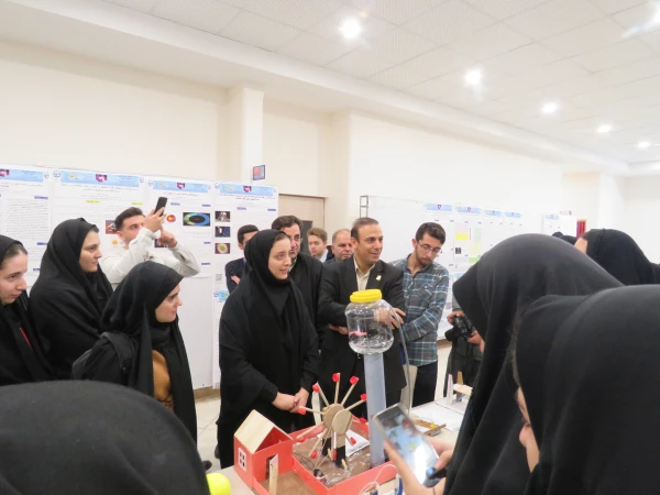 بازدید از دستاوردهای دانشجومعلمان در ششمین همایش ملی فیزیک در پردیس فاطمه الزهرا(س) تبریز 2