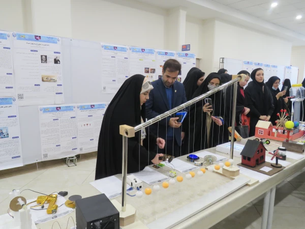 بازدید از دستاوردهای دانشجومعلمان در ششمین همایش ملی فیزیک در پردیس فاطمه الزهرا(س) تبریز 2
