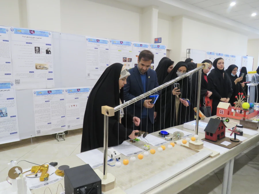 بازدید از دستاوردهای دانشجومعلمان در ششمین همایش ملی فیزیک در پردیس فاطمه الزهرا(س) تبریز 2