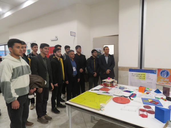 بازدید از دست سازه های دانشجومعلمان در ششمین همایش ملی ریاضی در پردیس فاطمه الزهرا(س) تبریز 2