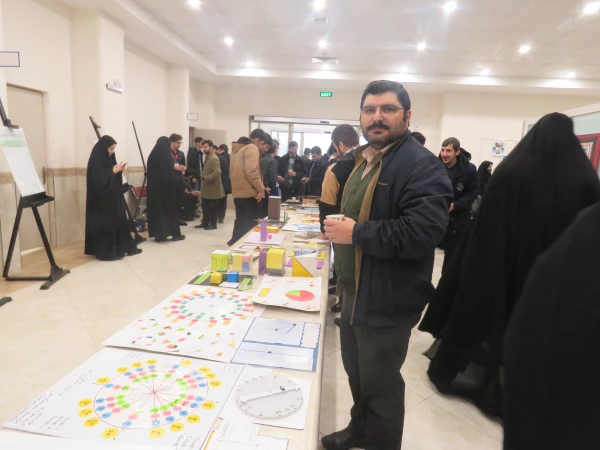 بازدید از دست سازه های دانشجومعلمان در ششمین همایش ملی ریاضی در پردیس فاطمه الزهرا(س) تبریز 2