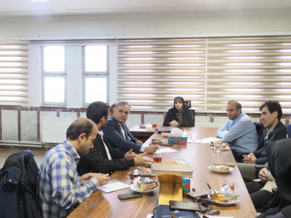 جلسه بررسی مشکلات آموزشی دانشگاه در اتاق ریاست پردیس علامه امینی برگزار شد. 2