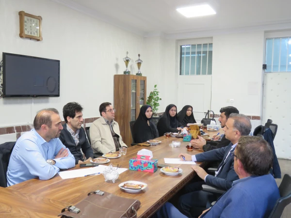 جلسه بررسی مشکلات آموزشی دانشگاه در اتاق ریاست پردیس علامه امینی برگزار شد. 5