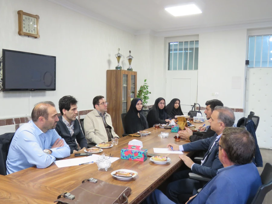 جلسه بررسی مشکلات آموزشی دانشگاه در اتاق ریاست پردیس علامه امینی برگزار شد. 5